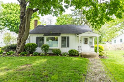Stones Throw - Walking distance to downtown - Cozy home with a great backyard