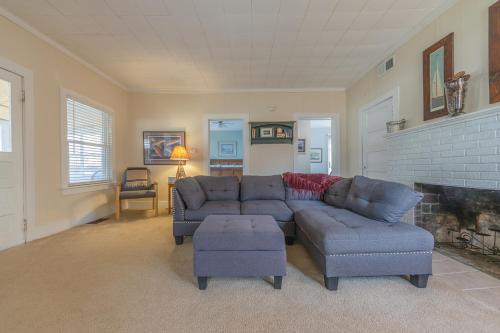 Tall Trees - great location to downtown Saugatuck - Pet Friendly! in Saugatuck, USA