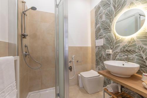 Double Room with Balcony image 7