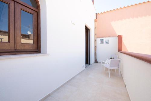 Double Room with Balcony image 2