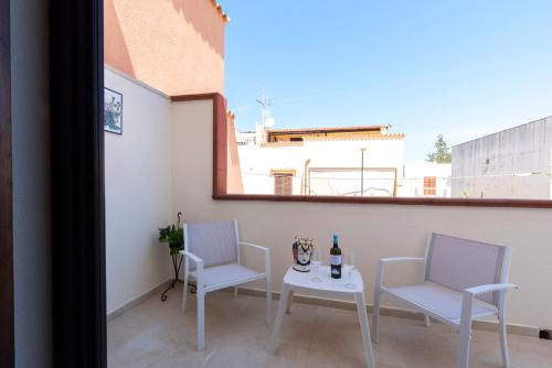 Double Room with Balcony image 1
