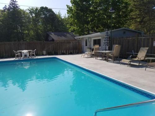 . North Shore Beach Retreat - 1 bed 1 bath condo on north side with pool