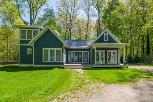 My Blue Haven - Shared lake access across the street! Glamorous home! in Fennville, USA
