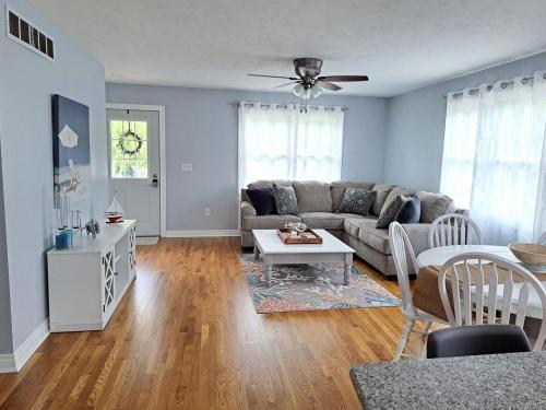 School Street Haven - 4 bedroom 2 bath sleeps 10 and is centrally located to downtown South Haven in South Haven, USA