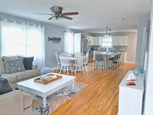 School Street Haven - 4 bedroom 2 bath sleeps 10 and is centrally located to downtown South Haven in South Haven, USA