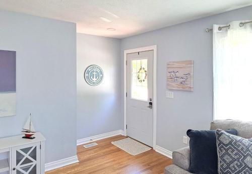 School Street Haven - 4 bedroom 2 bath sleeps 10 and is centrally located to downtown South Haven in South Haven, USA