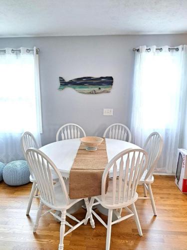 School Street Haven - 4 bedroom 2 bath sleeps 10 and is centrally located to downtown South Haven in South Haven, USA