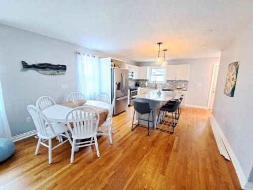 School Street Haven - 4 bedroom 2 bath sleeps 10 and is centrally located to downtown South Haven in South Haven, USA