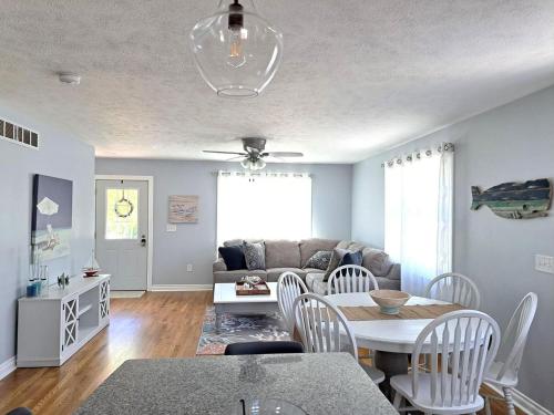 School Street Haven - 4 bedroom 2 bath sleeps 10 and is centrally located to downtown South Haven in South Haven, USA