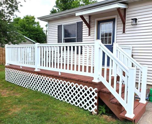 School Street Haven - 4 bedroom 2 bath sleeps 10 and is centrally located to downtown South Haven in South Haven, USA