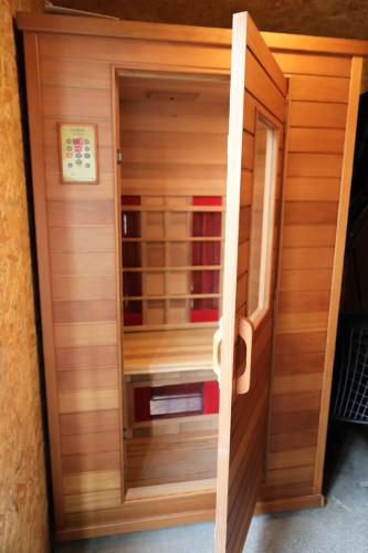 Szauna, Luxe chalet op minicamping in waarde met sauna in Kruiningen