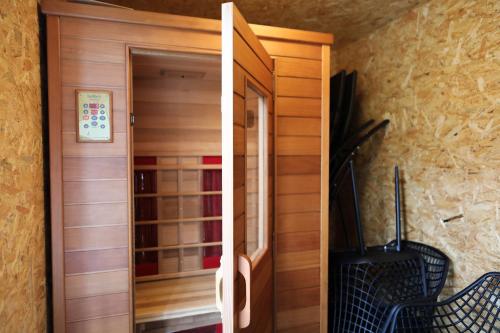 Szauna, Luxe chalet op minicamping in waarde met sauna in Kruiningen
