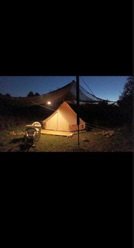 Tienda acogedora con piscina "Amantes de la naturaleza" 1 in 阿蒙特