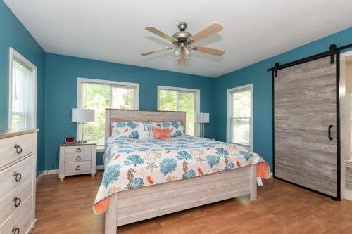 Beautiful vacation rental located 6 blocks from Lake Michigan and Kids Corners Park! in South Haven, USA