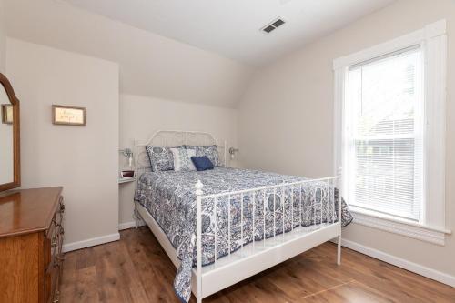 Beautiful vacation rental located 6 blocks from Lake Michigan and Kids Corners Park! in South Haven, USA