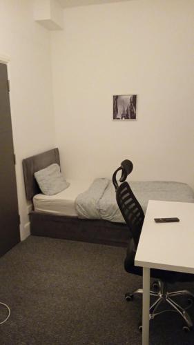 Single Room with Private Bath Free Street Parking Near LFC No Breakfast