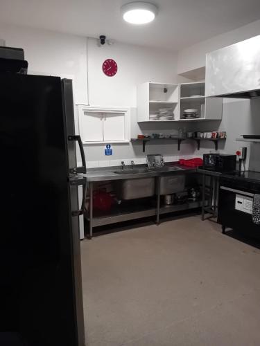 Single Room with Private Bath Free Street Parking Near LFC No Breakfast, Liverpool (photo 8)