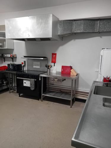 Single Room with Private Bath Free Street Parking Near LFC No Breakfast, Liverpool (photo 9)
