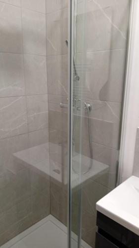 Single Room with Private Bath Free Street Parking Near LFC No Breakfast, Liverpool (photo 3)
