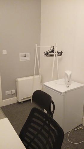 Single Room with Private Bath Free Street Parking Near LFC No Breakfast, Liverpool (photo 5)