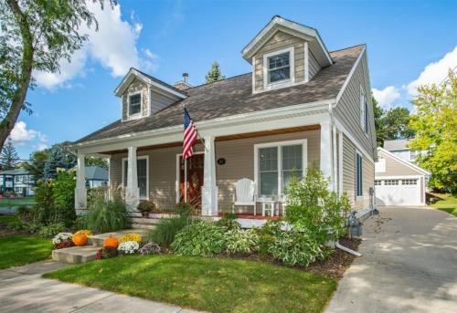 Tranquility Beach House - Beautiful cape cod style home just a short walk to Oak Street beach access in South Haven, USA
