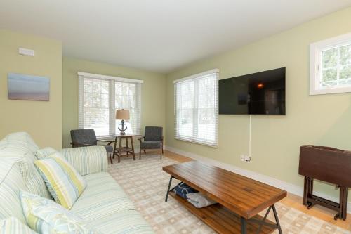 Tranquility Beach House - Beautiful cape cod style home just a short walk to Oak Street beach access in South Haven, USA