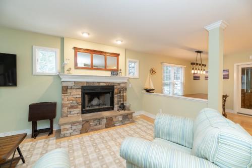 Tranquility Beach House - Beautiful cape cod style home just a short walk to Oak Street beach access in South Haven, USA