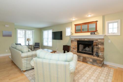 Tranquility Beach House - Beautiful cape cod style home just a short walk to Oak Street beach access in South Haven, USA