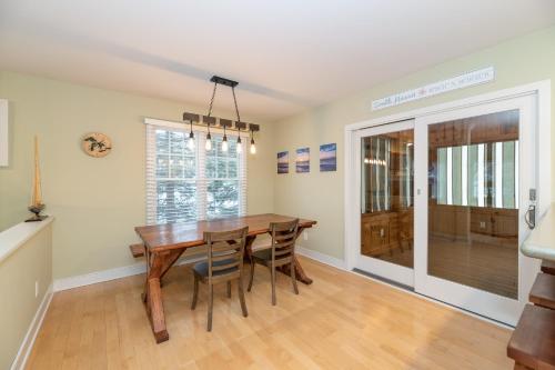Tranquility Beach House - Beautiful cape cod style home just a short walk to Oak Street beach access in South Haven, USA