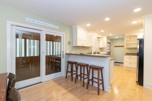 Tranquility Beach House - Beautiful cape cod style home just a short walk to Oak Street beach access in South Haven, USA