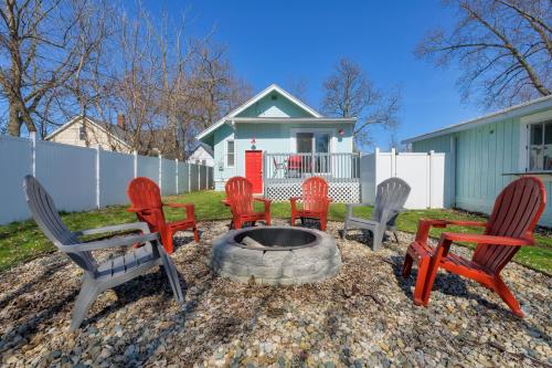 Perfect cottage for a quiet getaway with fire pit in South Haven, USA