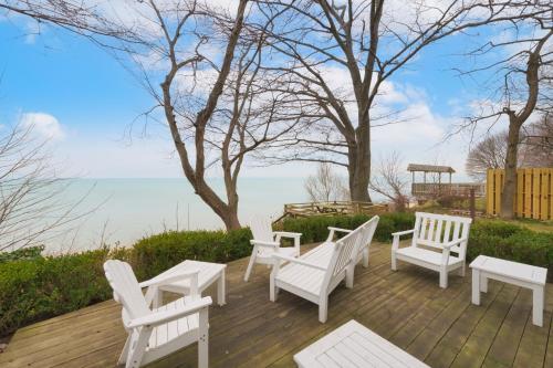 Bluff Drive-Lake front-Private beach in South Haven, USA