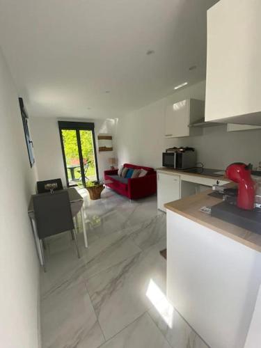 кухня, Tiny House DALIA Jardin & forêt 10 min de la gare (Tiny House DALIA Jardin & foret 10 min de la gare) in Дамари-ле-Лис