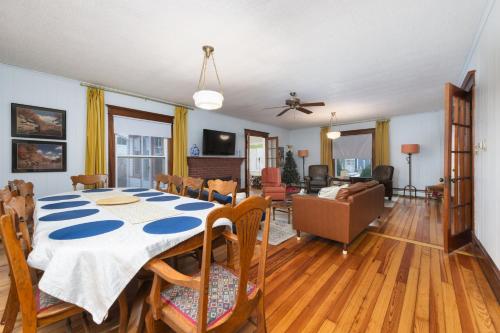 Clinton Street Retreat -Dog Friendly- Close to downtown in South Haven, USA