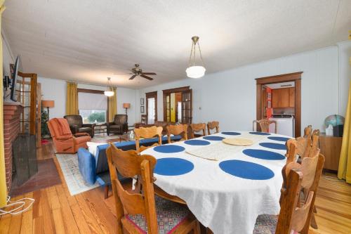 Clinton Street Retreat -Dog Friendly- Close to downtown in South Haven, USA