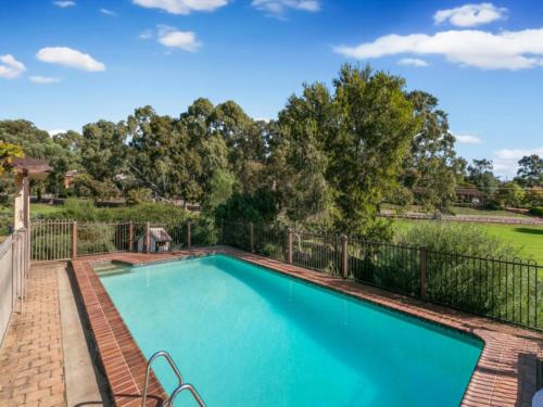 Pool And Park Seacliff Retreat - Pet Friendly