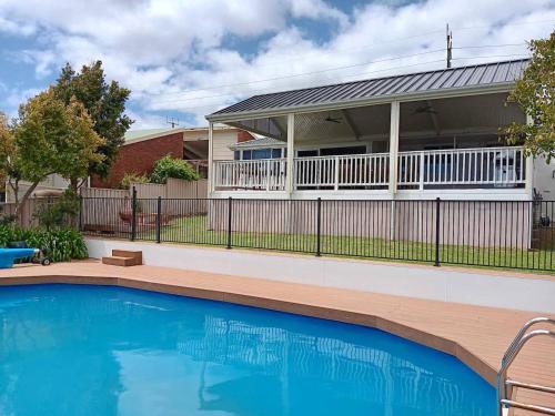 Sunset Poolside Escape - Pet Friendly