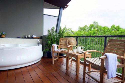 Shower, Rimnaam Klangchan Hotel near Wat Phai Lom