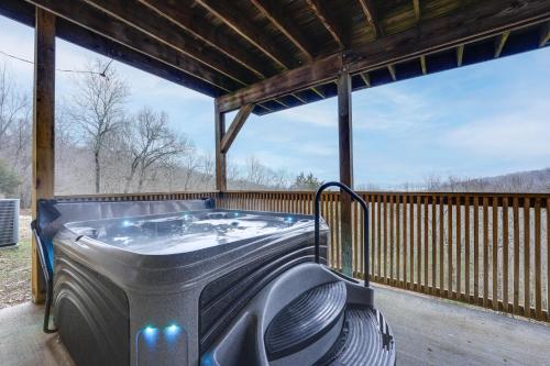 Pet-Friendly Branson West Lodge with Hot Tub!