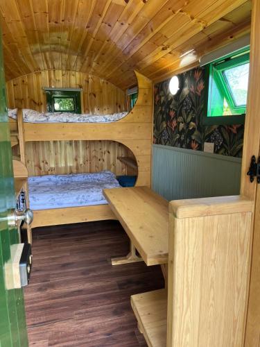 Woodie the shepherds hut - sleeps 4 in Sidlesham