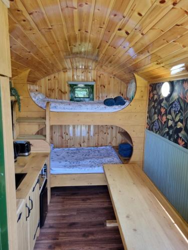 Woodie the shepherds hut - sleeps 4 in Sidlesham