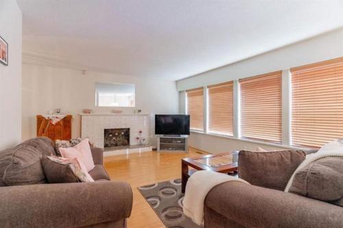 Budget Stay near Guildford Mall - Walk to Shopping, Restaurants, Transit G5 in Surrey, Canada