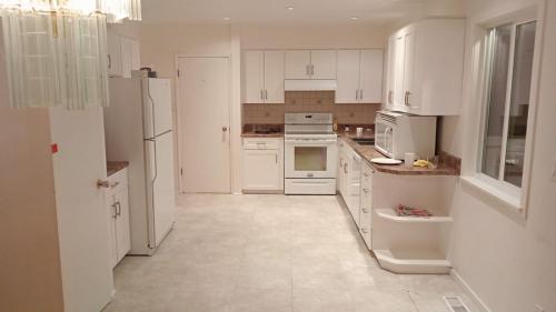 Budget Stay near Guildford Mall - Walk to Shopping, Restaurants, Transit G5 in Surrey, Canada