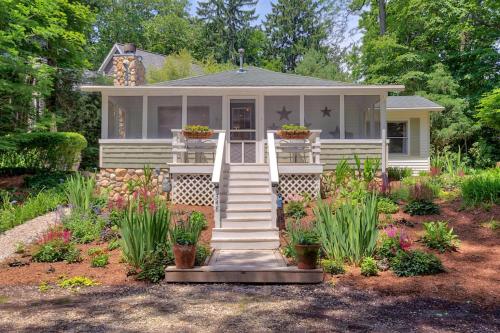 Little Stuga - Cute cozy cottage - minutes from downtown and Oval Beach! in Douglas, USA