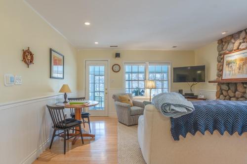 Little Stuga - Cute cozy cottage - minutes from downtown and Oval Beach! in Douglas, USA