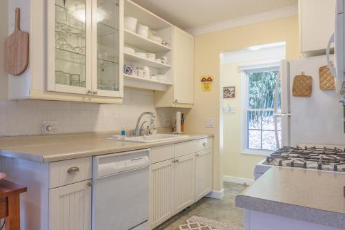 Little Stuga - Cute cozy cottage - minutes from downtown and Oval Beach! in Douglas, USA
