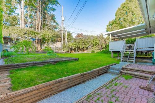 Beautiful Spacious Twin Room Set for Family or Groups upto 6 Adults Near Guildford Mall G4 in Surrey, Canada
