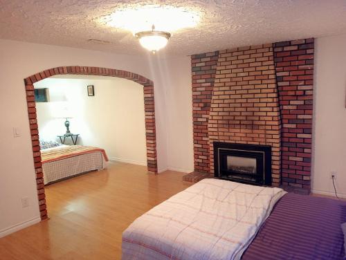 Beautiful Spacious Twin Room Set for Family or Groups upto 6 Adults Near Guildford Mall G4 in Surrey, Canada