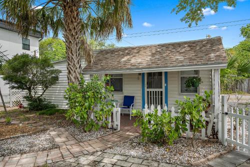 Little Pineapple Cottage in St Petersburg, USA
