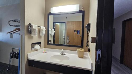 Super 8 by Wyndham Elgin - image 6